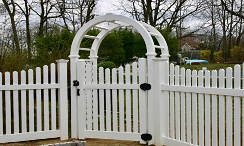 Scalloped Courtyard Arbor Fence